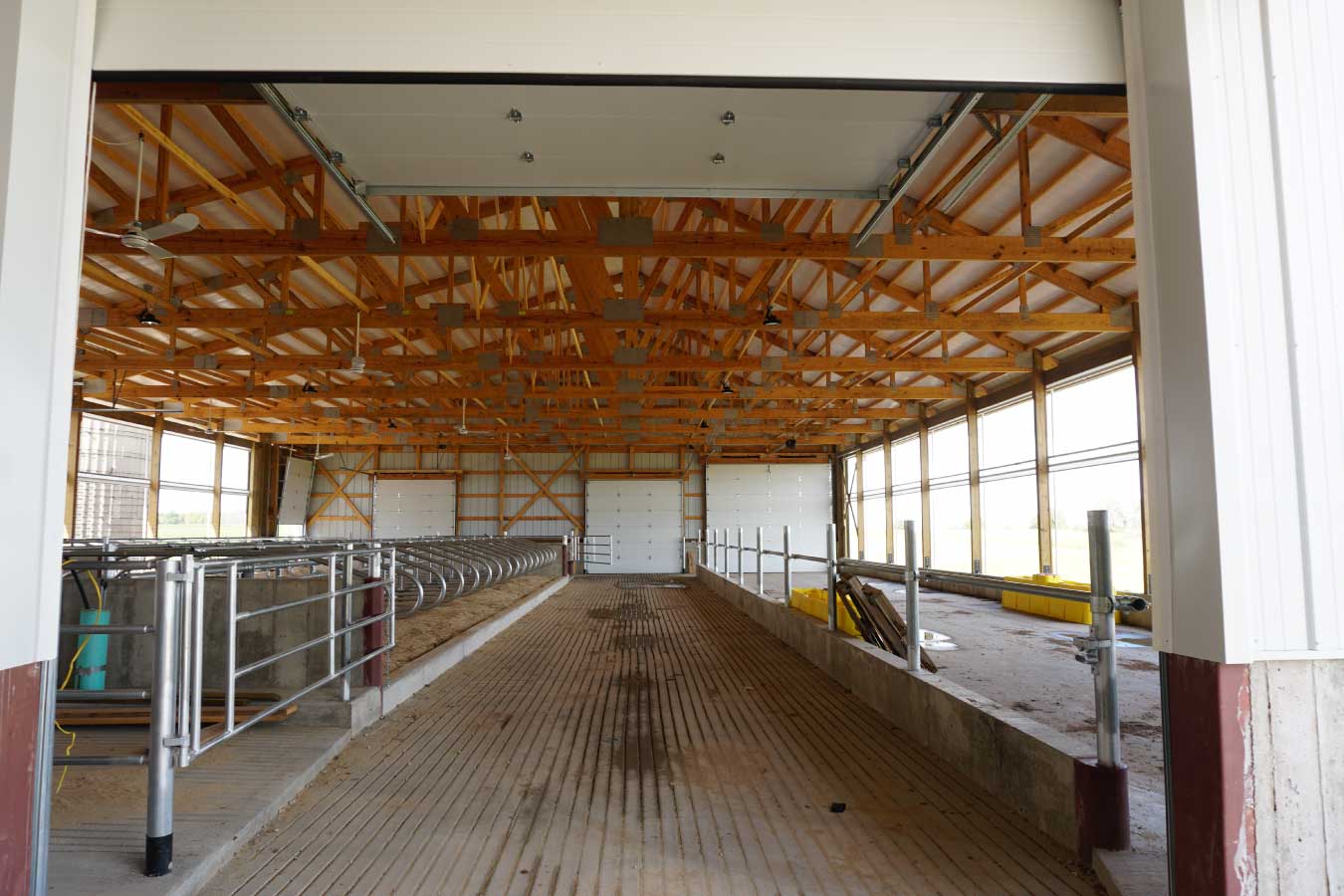 Interior free stall barn
